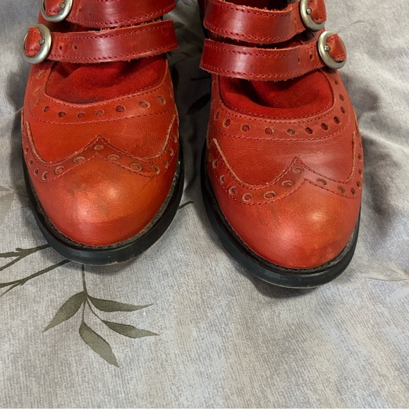 John Fluevog Adrians Alli Red Buckled Brogue Ankle Boots - sz 9 - Picture 3 of 7